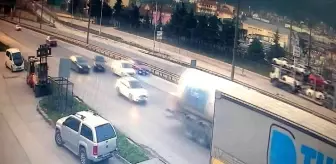 Makas atmak isterken park halindeki tıra böyle girdi