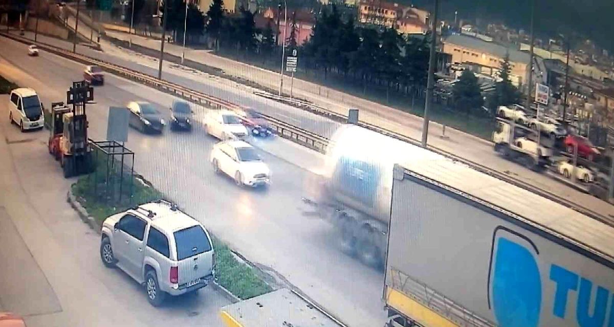 Makas atmak isterken park halindeki tıra böyle girdi