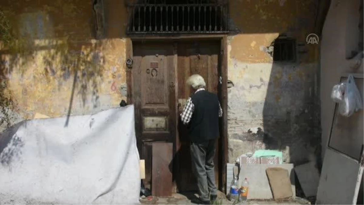 Mehmet usta, 65 yıldır ekmeğini baba mesleği kaynakçılıktan çıkarıyor