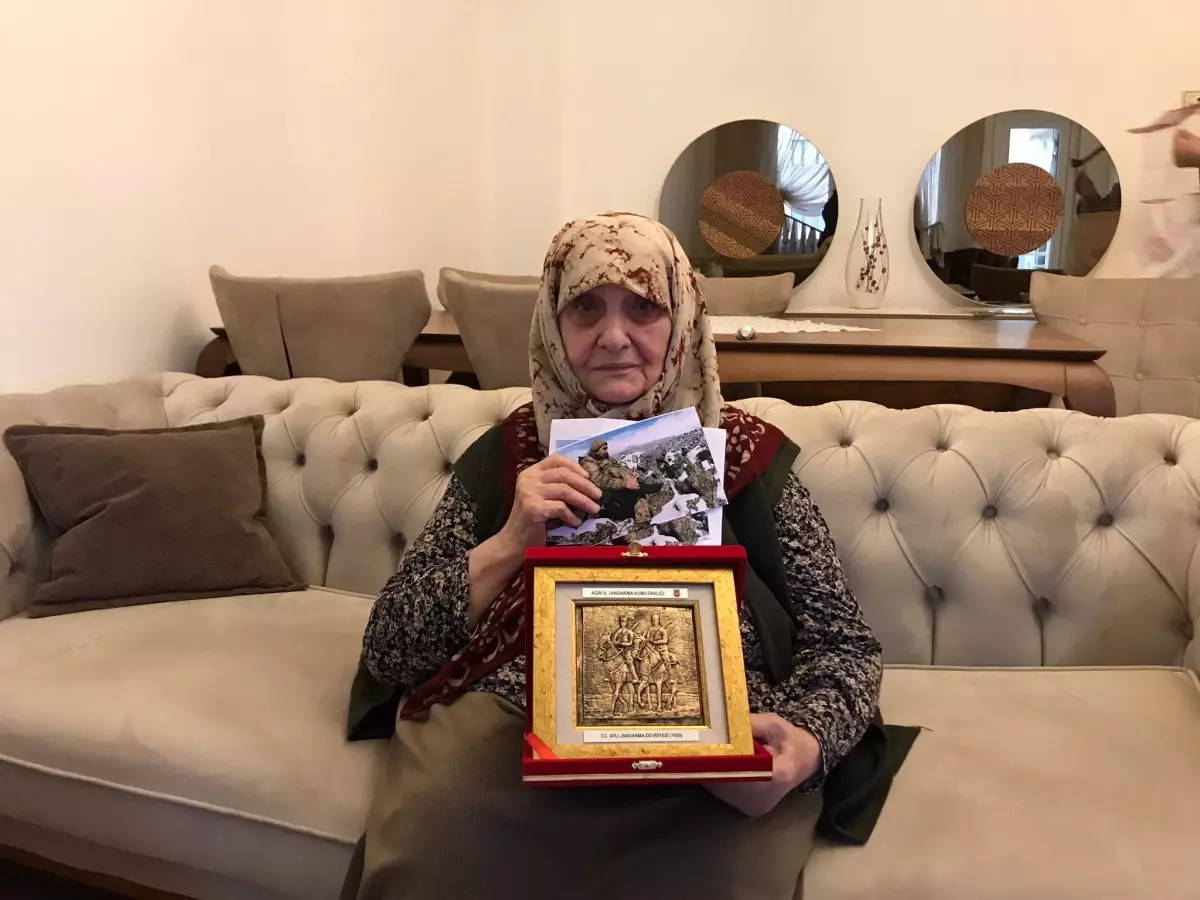 Son dakika haberleri... Ördüğü çorapları askerlere gönderen Melek teyzeye jandarmadan teşekkür