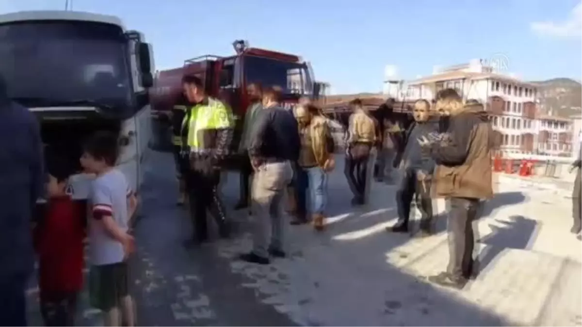 Park halindeki minibüste çıkan yangın söndürüldü