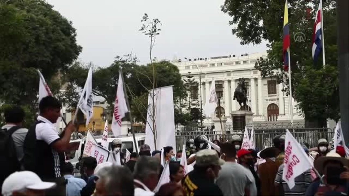 Peru\'da Devlet Başkanı Castillo yanlıları ve karşıtları aynı alanda gösteri düzenledi