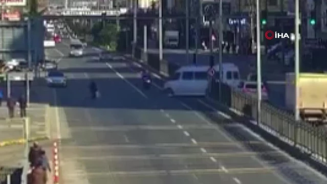 Polis motosikleti ile dolmuşun çarpışma anı kamerada