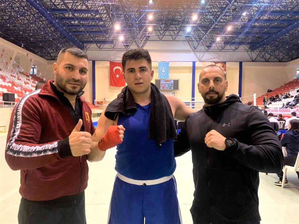 Serkan Demirkol, Türkiye Üniversiteler Arası Boks Şampiyonası'nda çeyrek finalde