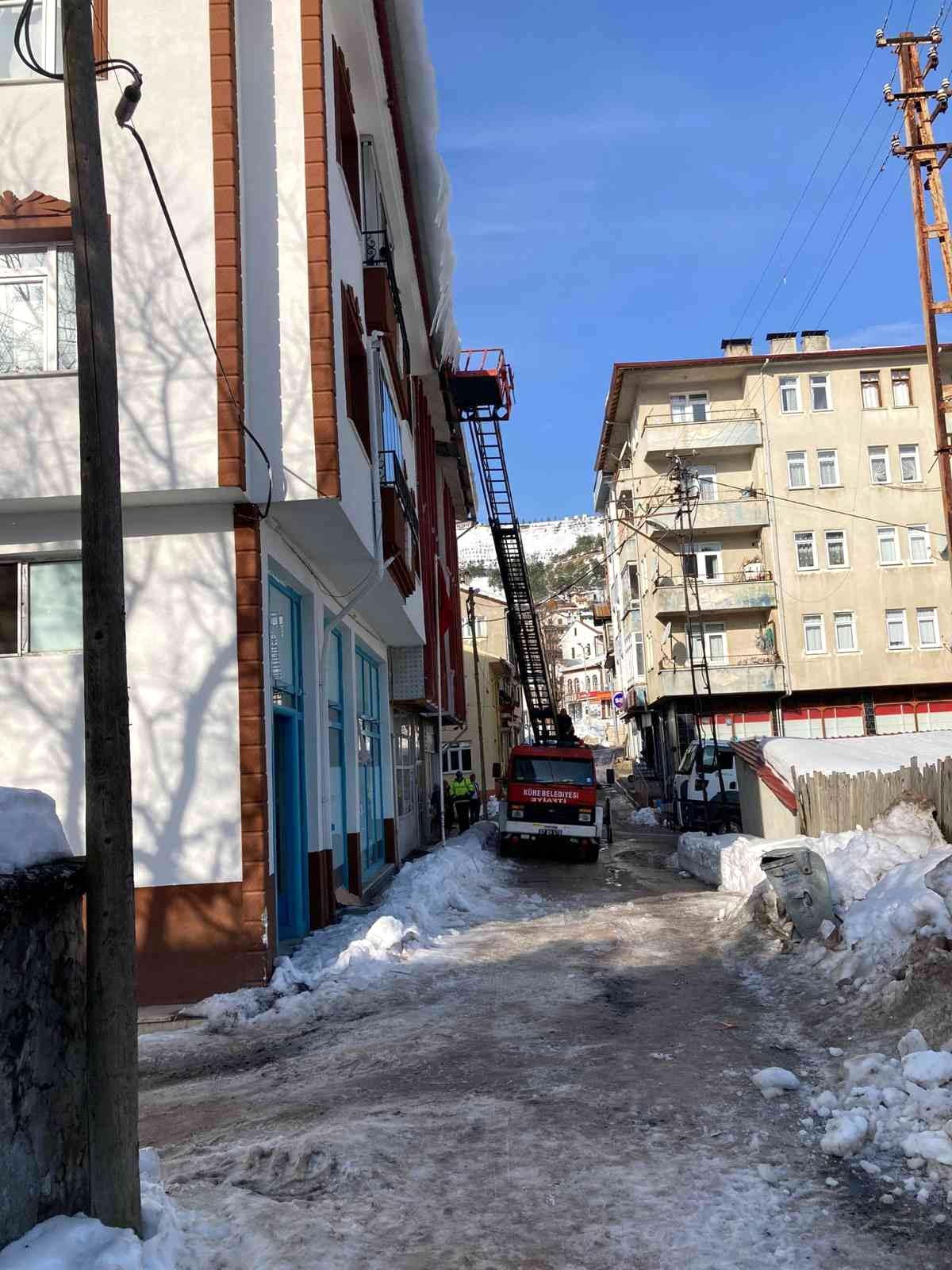 Tehlike oluşturan buz sarkıntılarını itfaiye ekipleri temizledi
