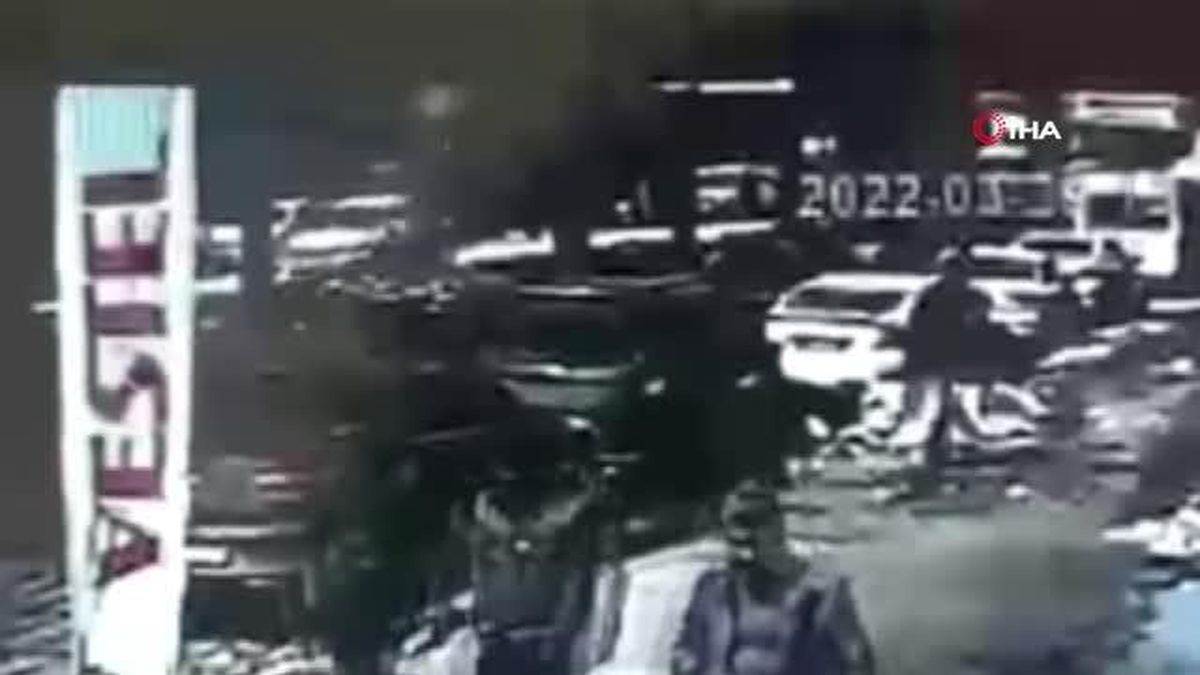 Tonlarca ağırlıktaki karın araçların üzerine düşme anı kamerada