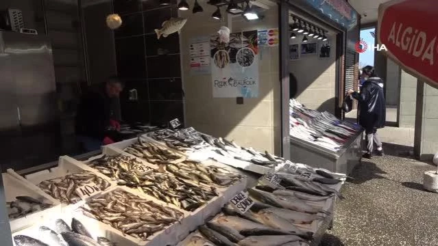 (TRABZON ÖZEL)Trabzon'da tezgahları farklı illerden gelen balıklar süslüyor