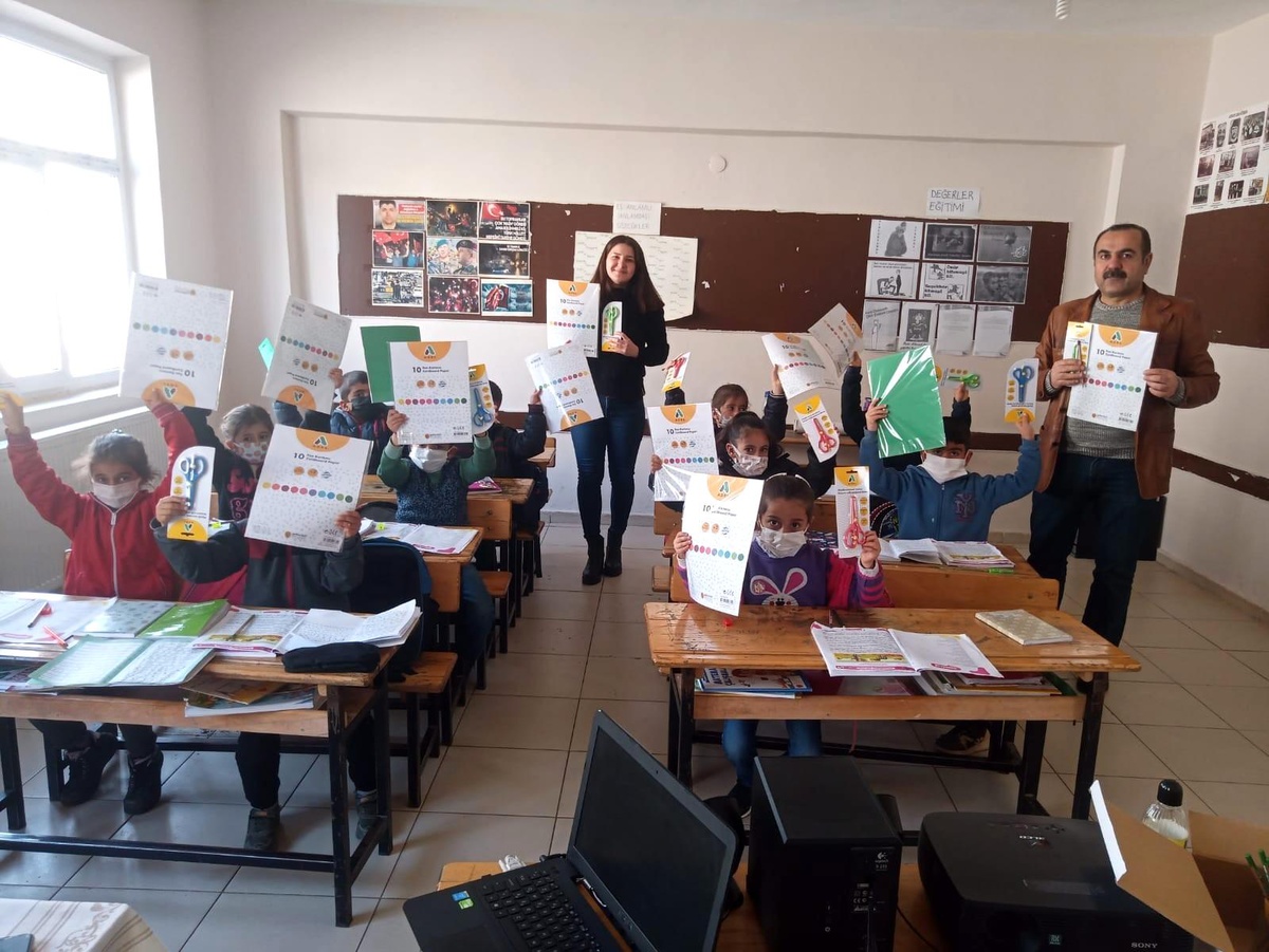 Üniversite öğrencilerinden köy okuluna destek