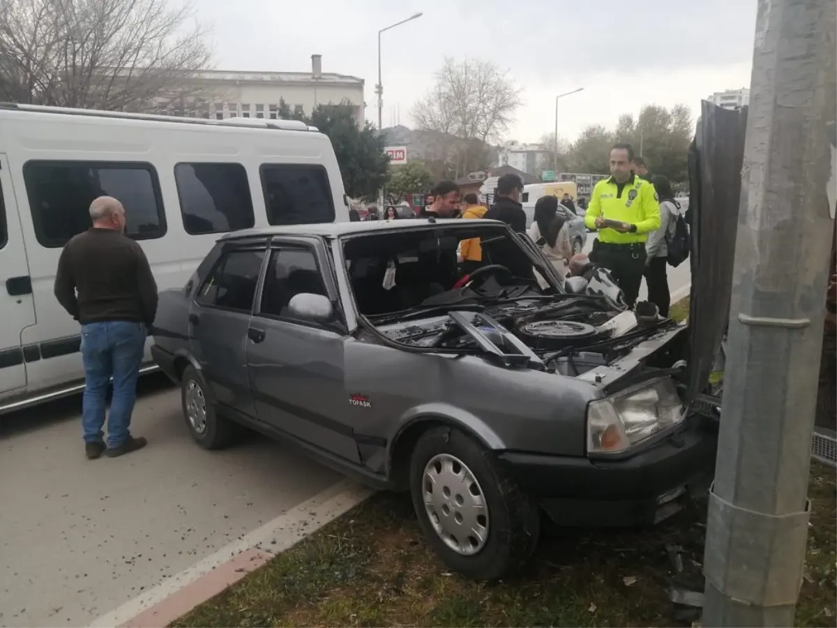 Yayaya çarpmamak için kaza yaptı