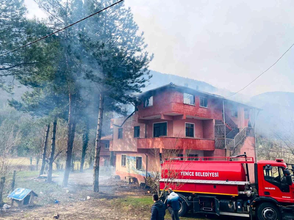 Yenice\'de çatı yangını büyümeden söndürüldü