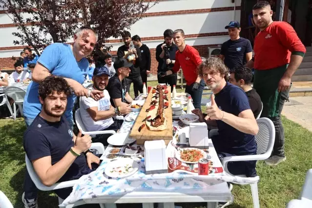 Adana Demirspor'a 20 metrelik kebap ziyafeti