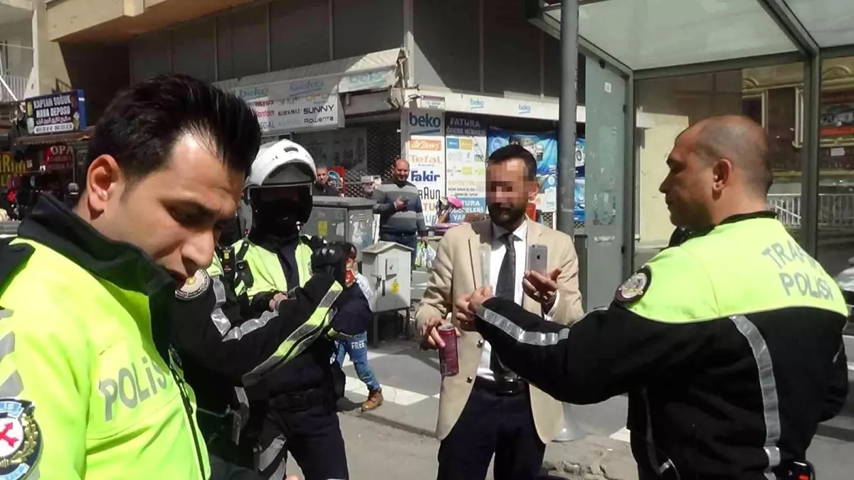 Alkollü olduğu şüphesiyle durdurulan sürücü polise zor anlar yaşattı... Alkolmetreyi üflememek için pandemiyi bahane etti