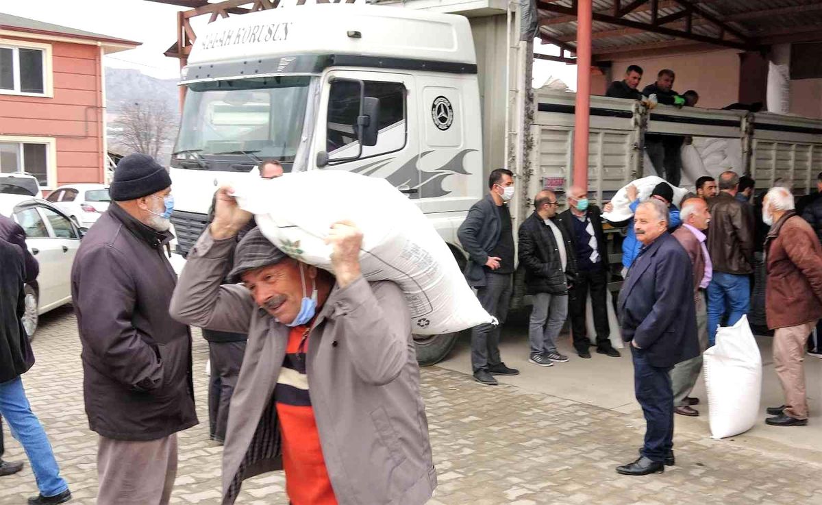 Arıcılara çuval çuval şeker dağıtıldı