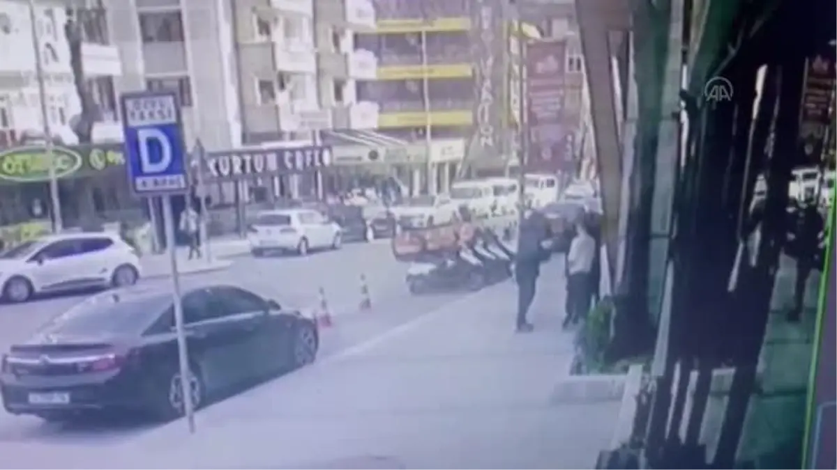 Son dakika haberi... Avcılar\'da çocuğun silahlı kavganın ortasında kalması güvenlik kamerasına yansıdı