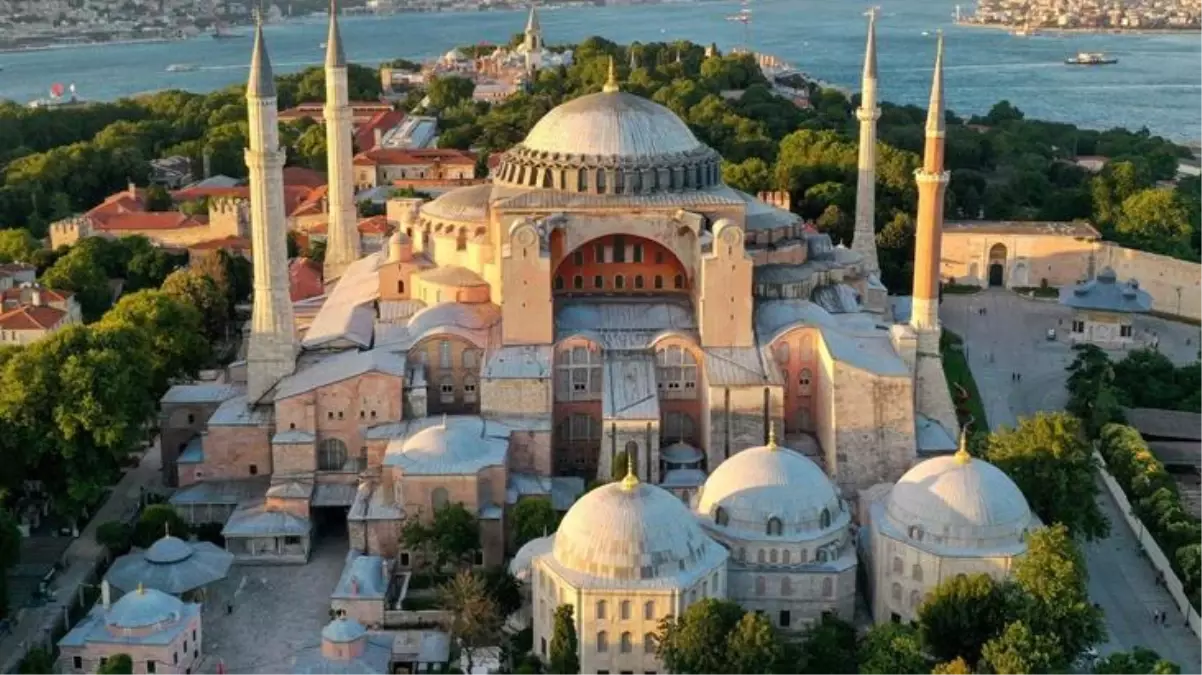 88 yıl sonra Ayasofya\'da ilk teravih!