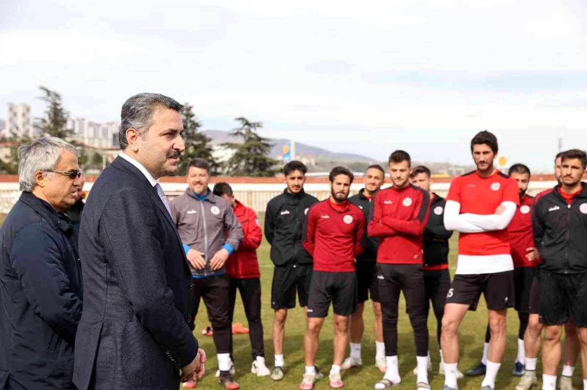 Tokat Belediye Başkanı Eroğlu, futbol takımına moral ziyaretinde bulundu