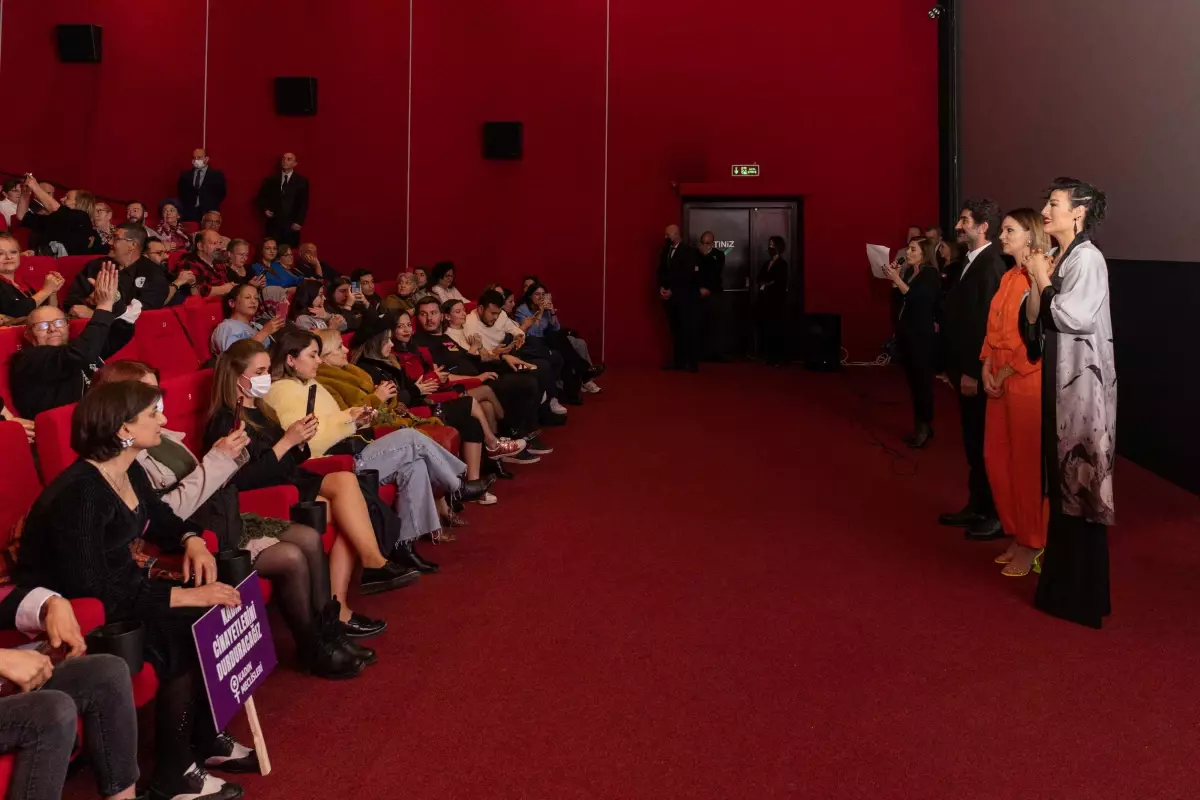 Bergen filminin başrol oyuncuları, tarım işçisi kadınlarla birlikte filmi izledi