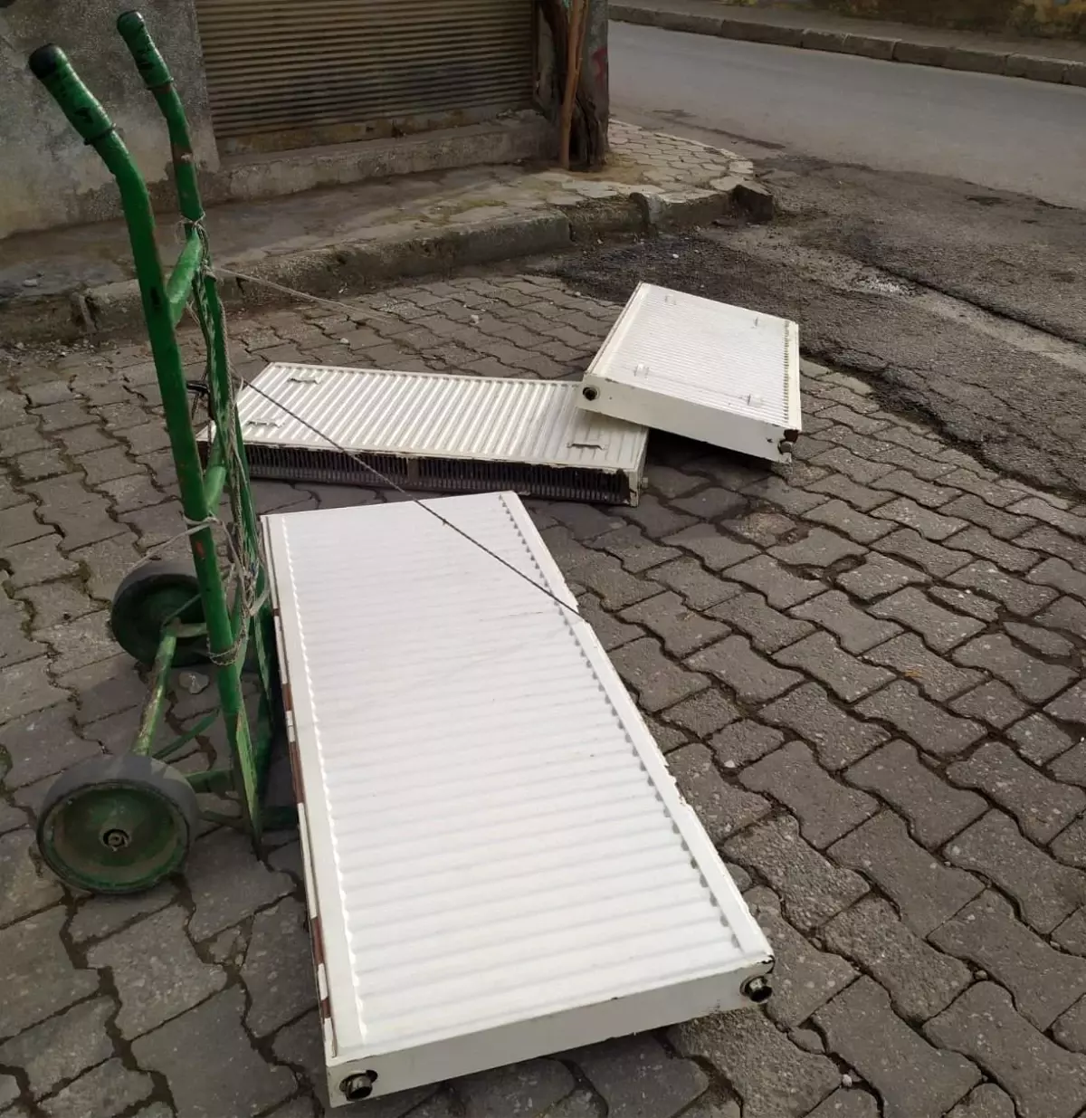 Çaldığı kalorifer peteklerini el arabası ile götürürken yakalandı