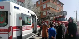 Son dakika haberleri... Çatı katında çıkan yangın sebebiyle panik olan 2 kadın fenalaştı