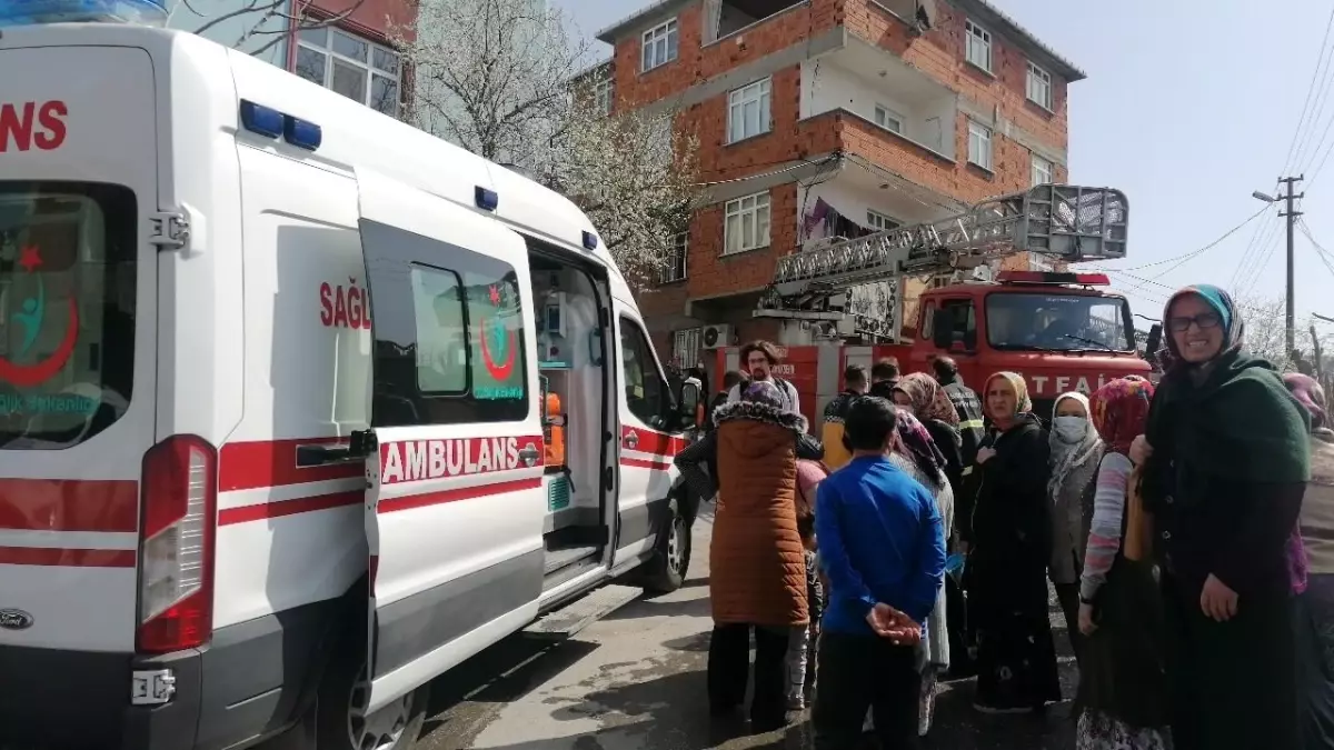 Son dakika haberleri... Çatı katında çıkan yangın sebebiyle panik olan 2 kadın fenalaştı