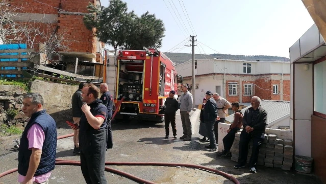 Son dakika haberleri... Çatı katında çıkan yangın sebebiyle panik olan 2 kadın fenalaştı