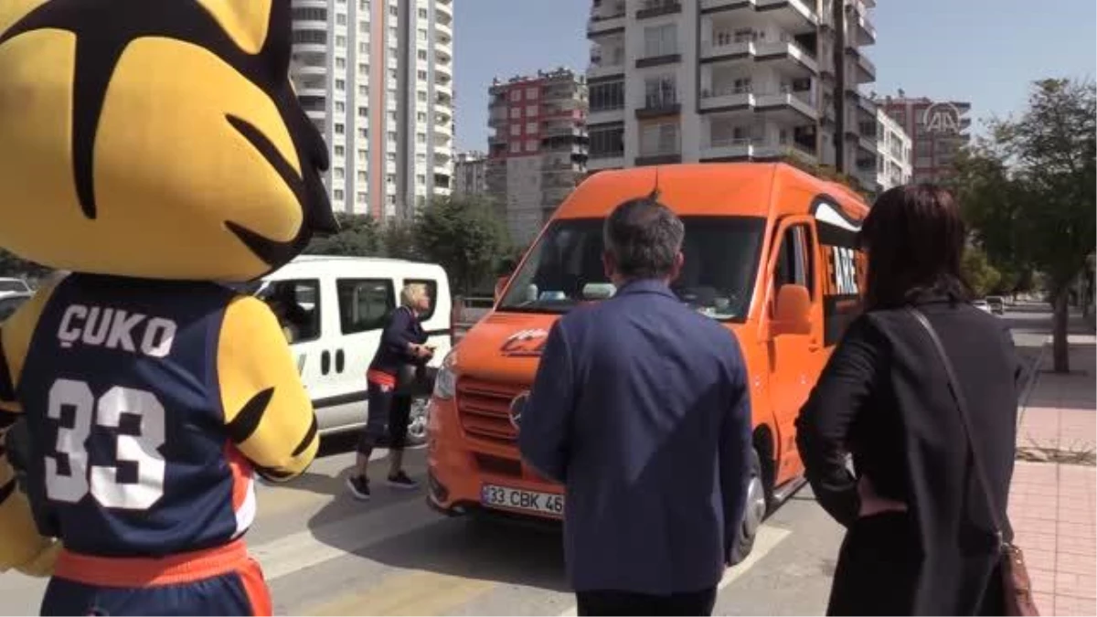 ÇBK Mersin Yenişehir Belediyesi, kupa sevincini öğrencilerle paylaştı