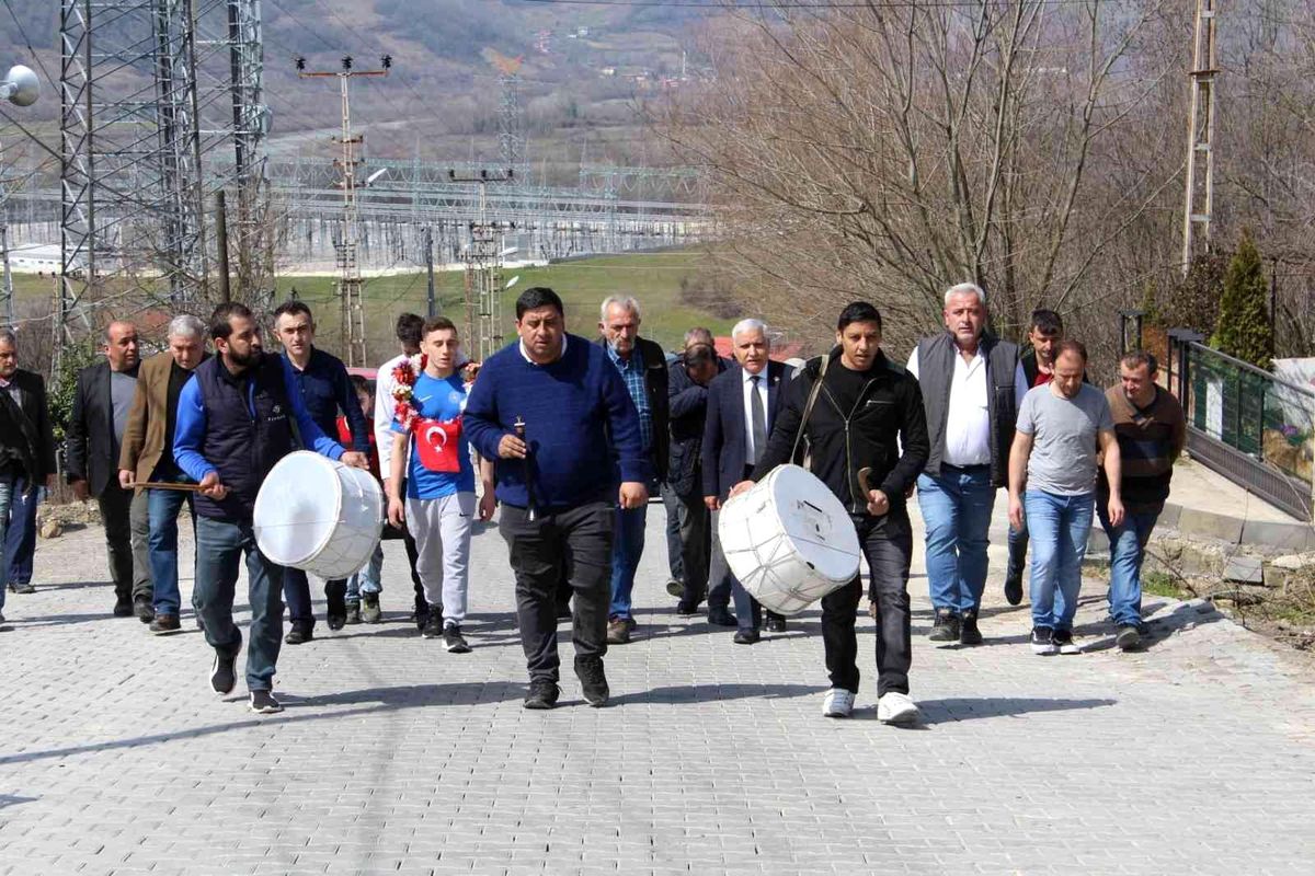 Dereceyle dönen sporcuya davullu karşılama