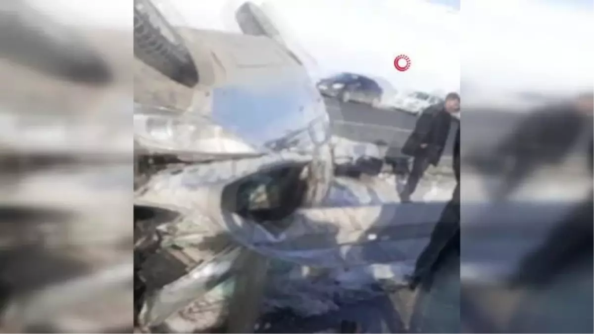 Direksiyon hakimiyetini kaybeden otomobil bariyerlere saplandı