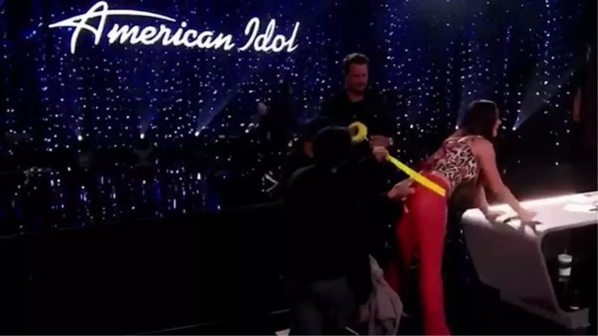 Şarkıcı Katy Perry\'nin sahnede pantolonu patladı, ilk çözümü seyirciyi güldürdü