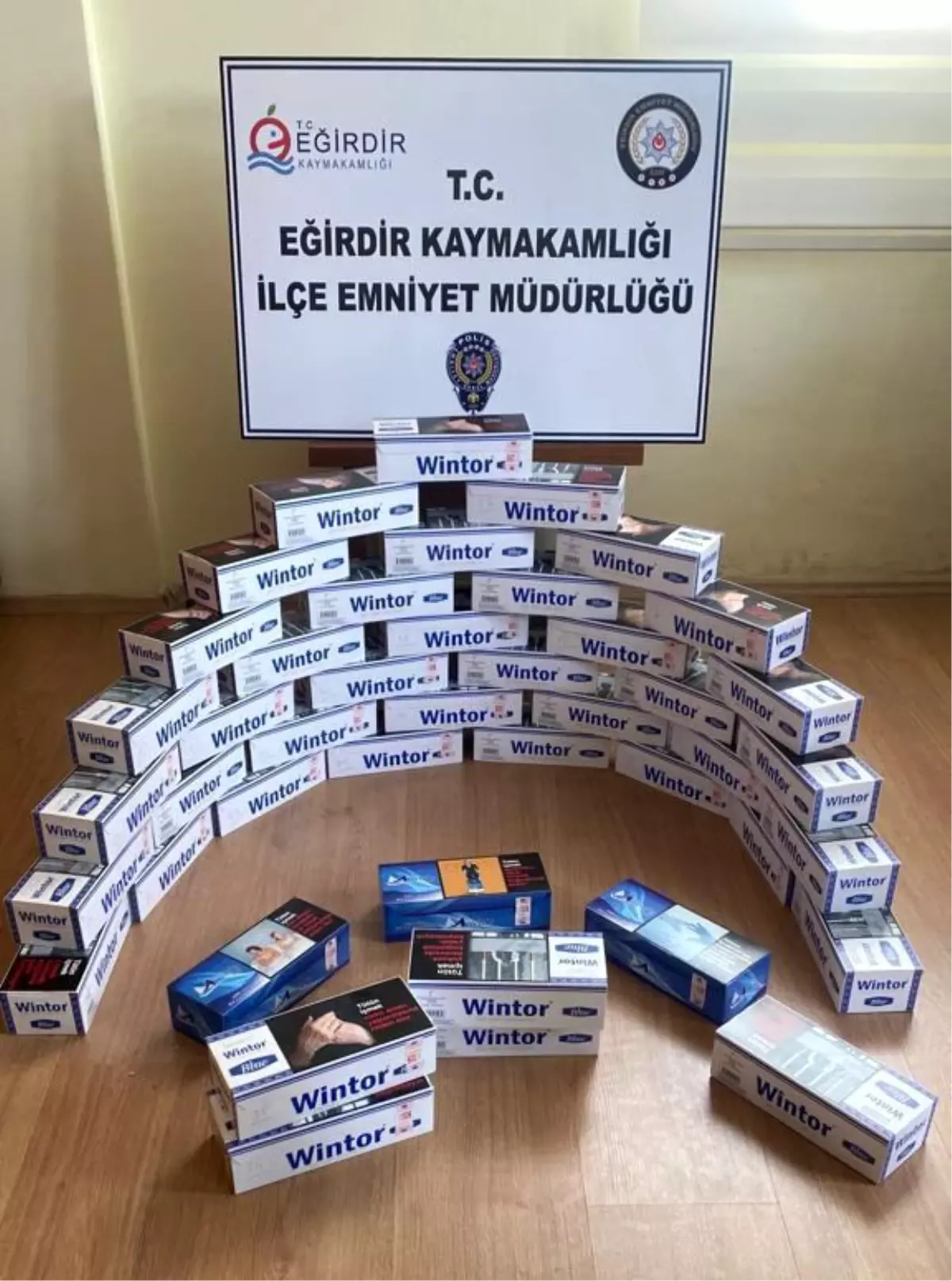 Eğirdir\'de iş yerinde 8 bin 800 adet makaron ele geçirildi