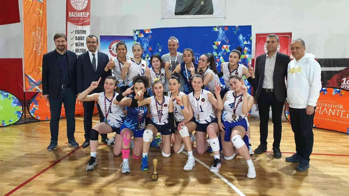 Gaziantep Kolej Vakfı\'nın sultanları voleybolda namağlup şampiyon