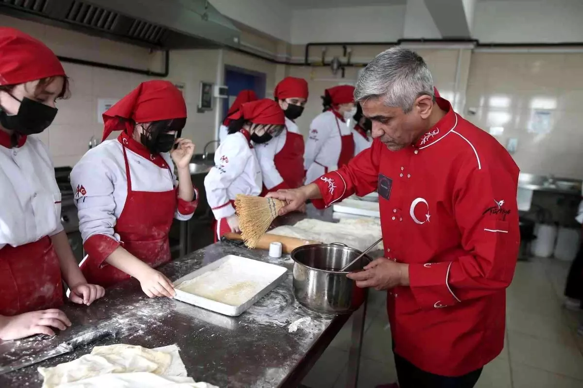 Geleceğin kadın baklava ustaları yetişiyor