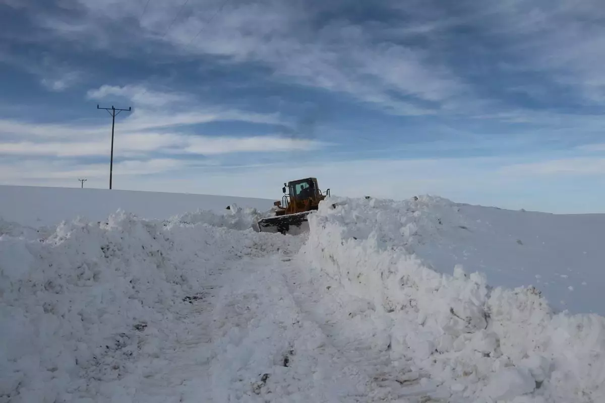 Kardan yolu kapalı mezraya saman ulaştırılması için ekipler seferber oldu