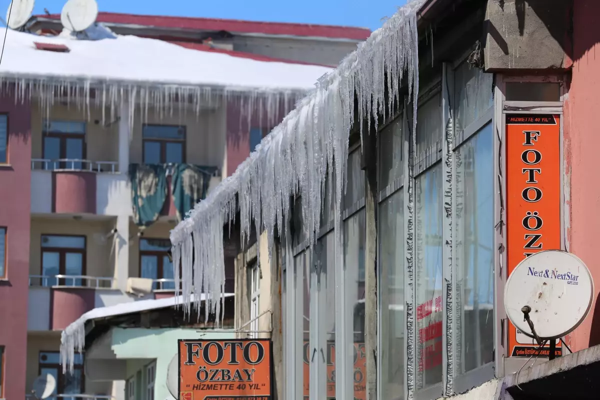 Kars ve Ardahan\'daki bina çatılarında uzun buz sarkıtları oluştu