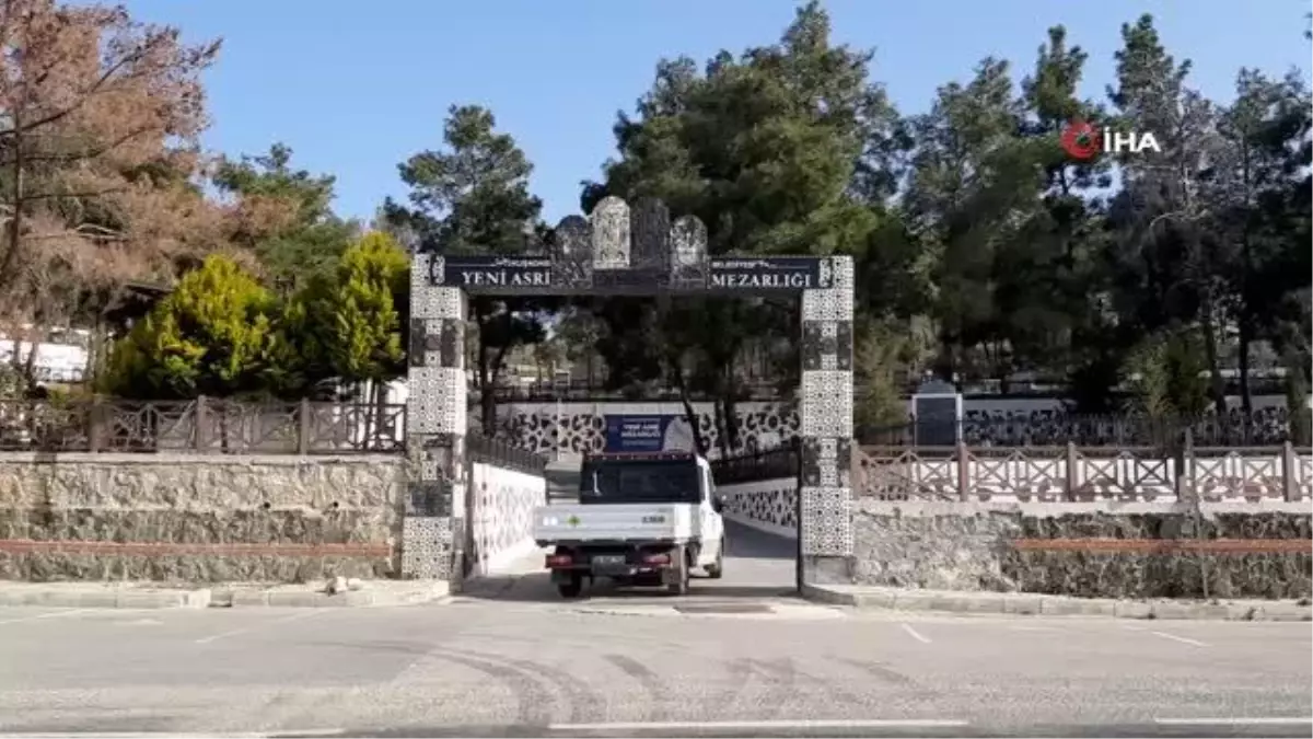 Kuşadası'ndaki mezarlıklarda bakım ve onarım çalışması yapılıyor