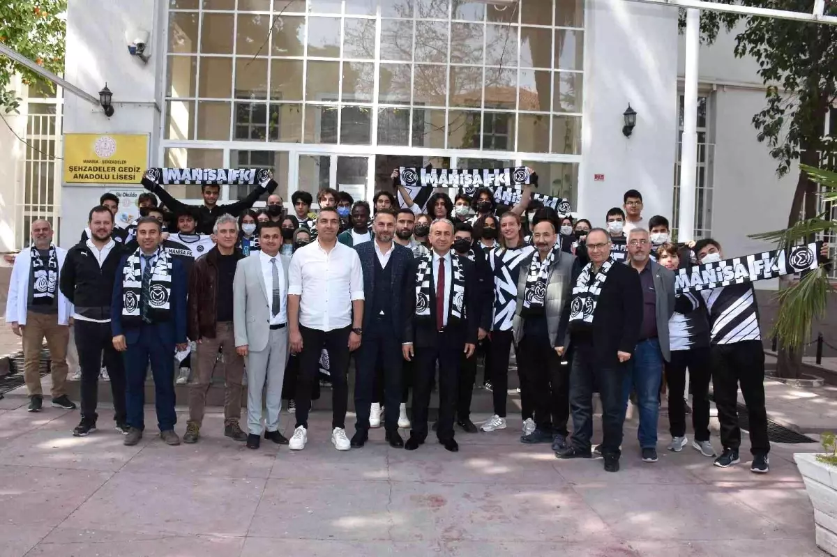 Manisa FK\'lı futbolcular Şehzadeler Gediz Anadolu Lisesi öğrencileriyle buluştu