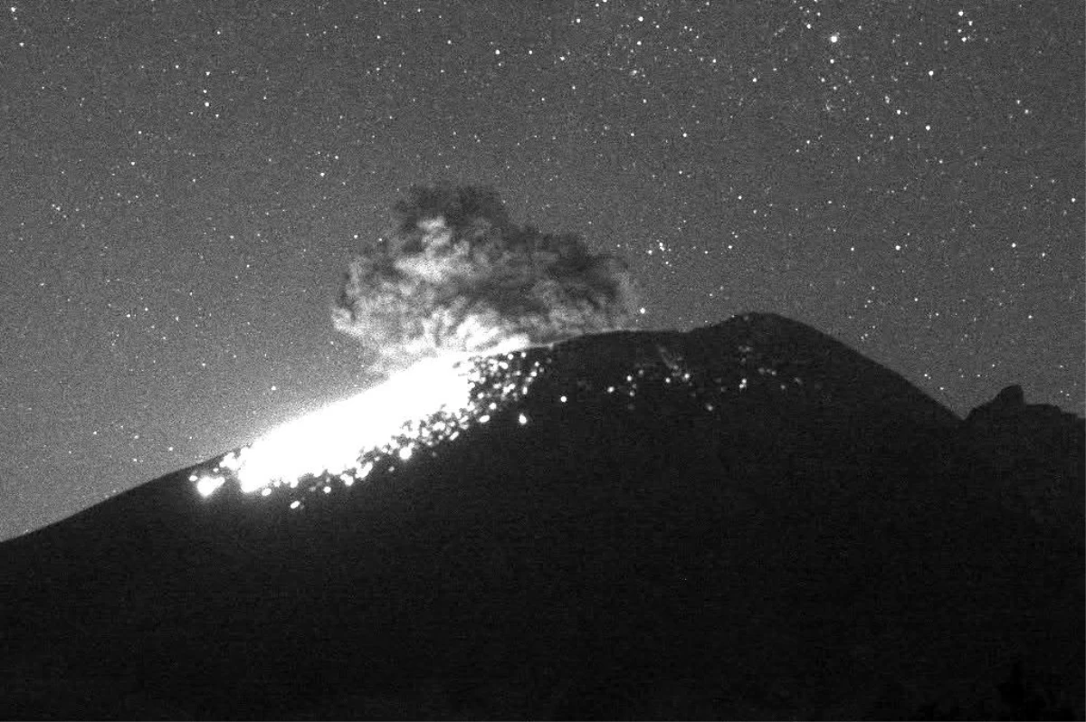 Son dakika haberleri... Meksika\'daki Popocatepetl Yanardağı\'nda patlama