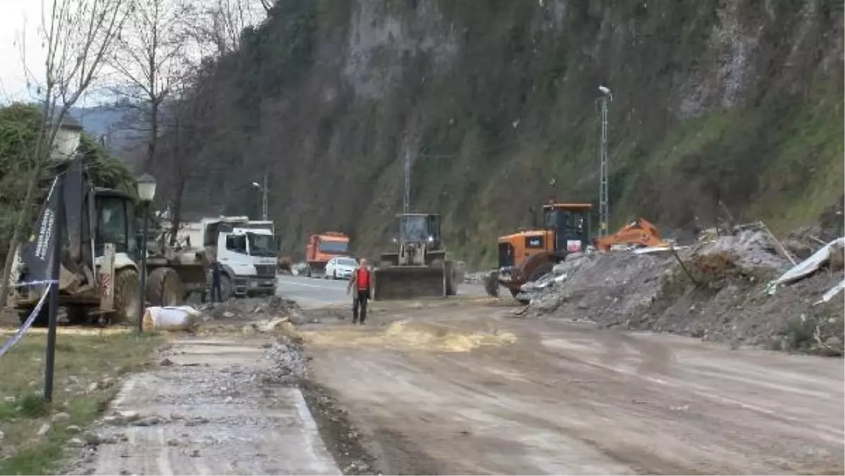 RİZE\'DE HEYELAN; ARDEŞEN-ÇAMLIHEMŞİN YOLU KAPANDI