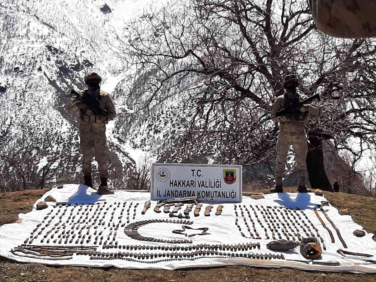 Son dakika haber... Hakkari\'de terör operasyonunda silah ve mühimmat ele geçirildi