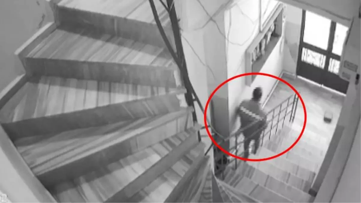 Sipariş götürdüğü apartmanın merdiven boşluğuna idrarını yapan kurye herkesi şaşırttı!