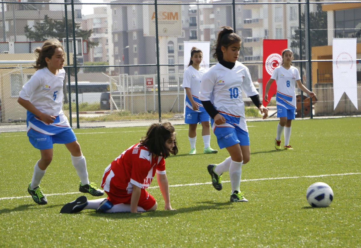 TBMM 23 Nisan Futbol Turnuvası\'nın yarı final müsabakaları, Antalya\'da başladı