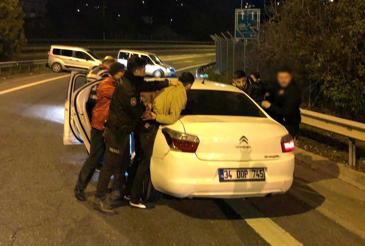 TEM Otoyolunda araçlarında kokainle yakalanan 2 şahıs tutuklandı
