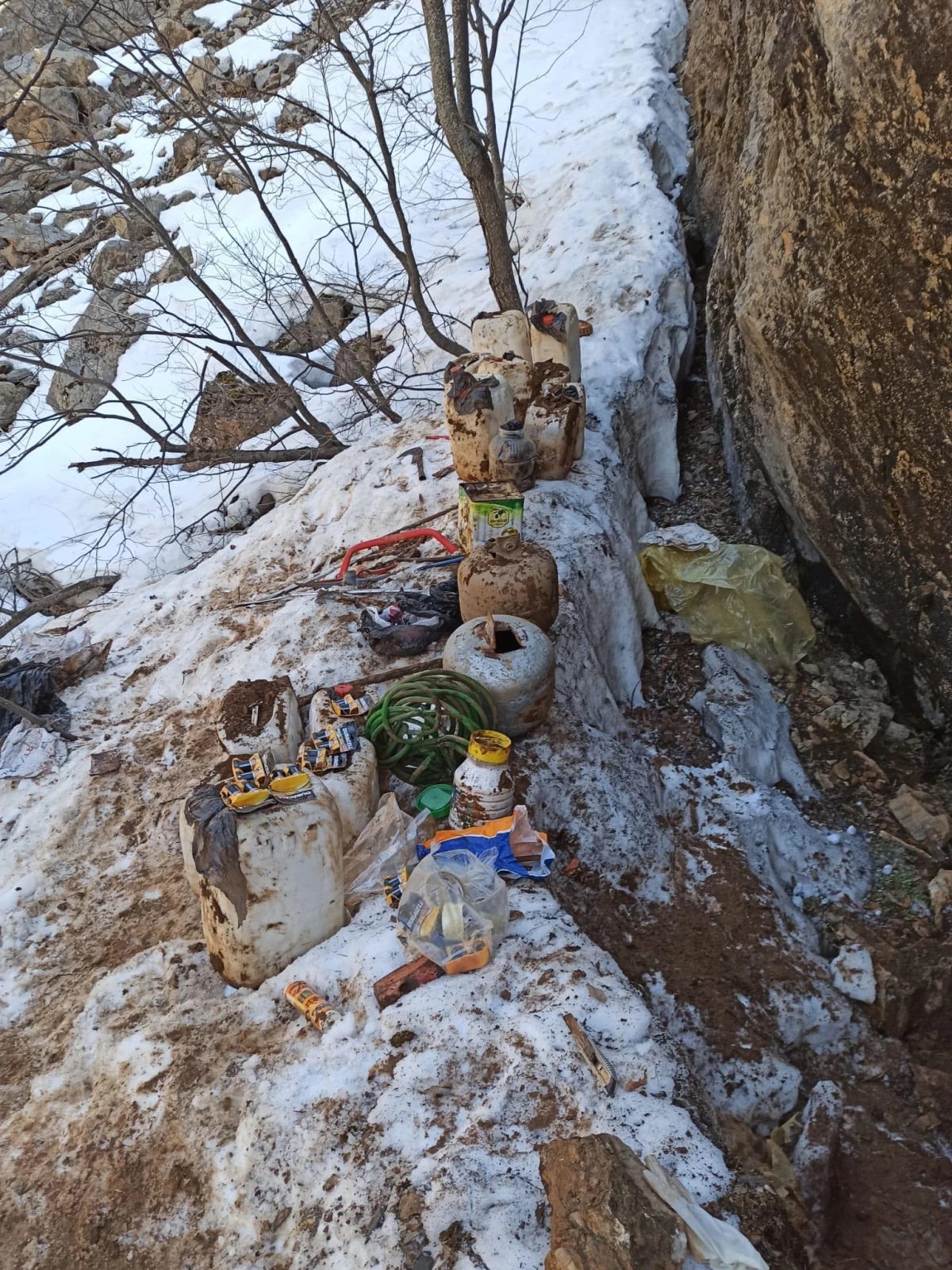 Tunceli\'de teröristlerce kullanılan 2 sığınak imha edildi