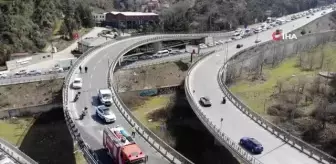 Virajı alamayan asfalt yüklü kamyon devrildi... Kaza nedeniyle oluşan trafik yoğunluğu böyle görüntülendi