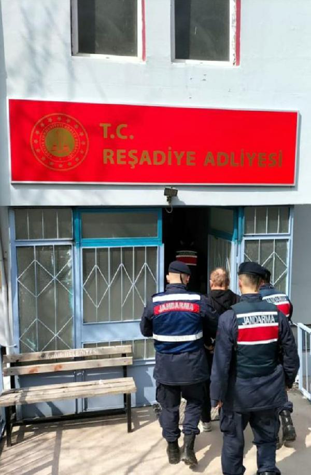 22 yıl 11 ay hapis cezasıyla aranan firari, ağabeyinin kimliğiyle yakalandı