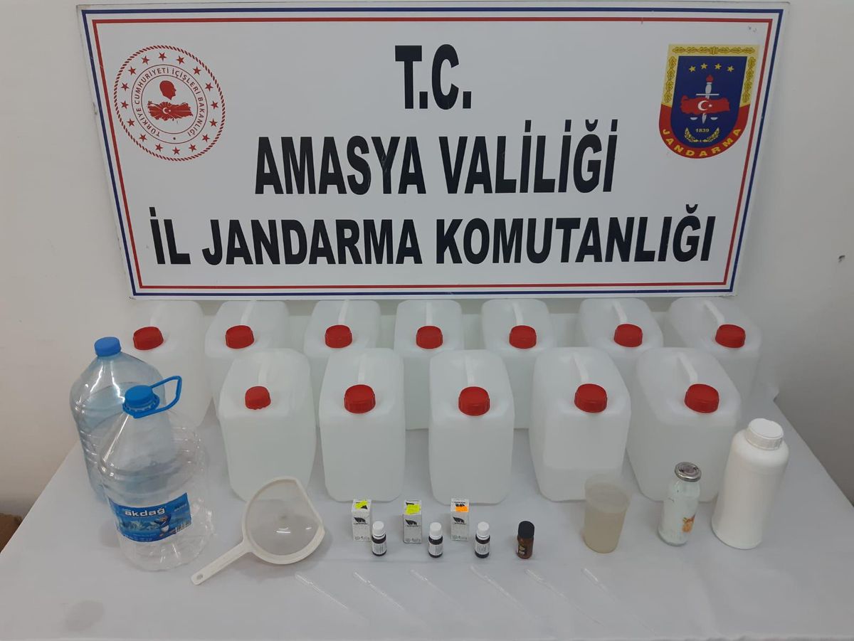 Amasya\'da bir evde etil alkol ve sahte içki ele geçirildi