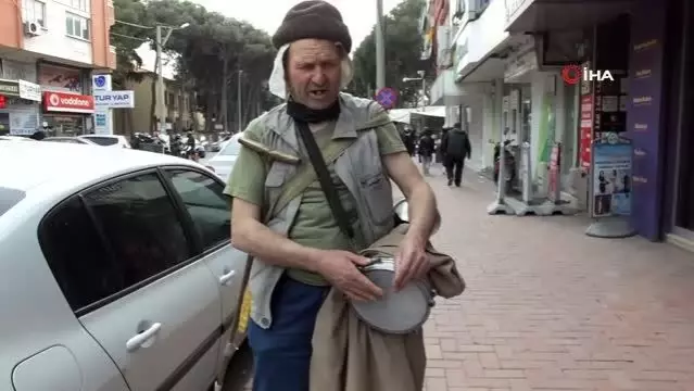 Balıkesir'de görme engelli vatandaş 50 yıldır darbuka çalarak ekmeğini kazanıyor