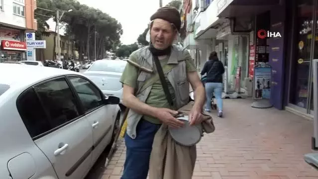 Balıkesir'de görme engelli vatandaş 50 yıldır darbuka çalarak ekmeğini kazanıyor