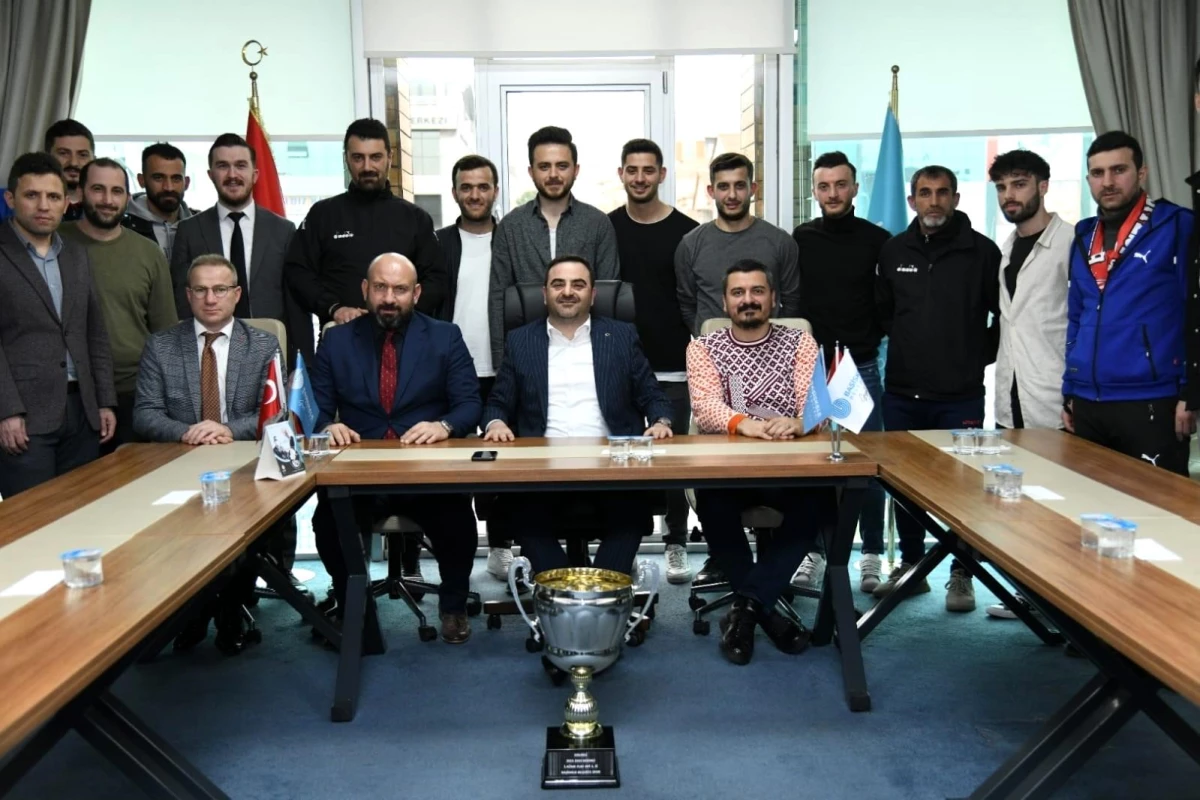 Başiskele Belediyespor şampiyonluk kupasını Başkan Özlü\'ye getirdi