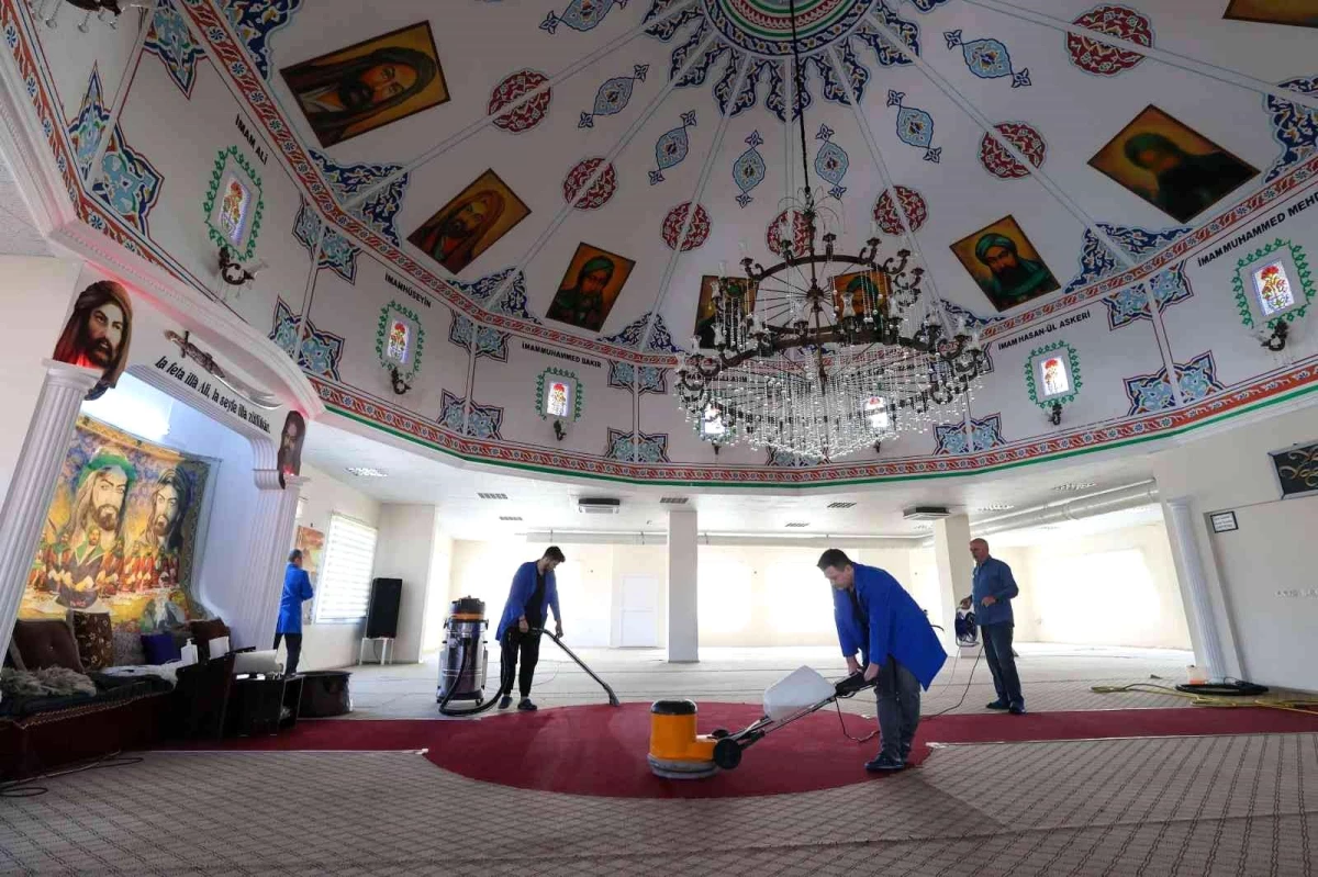 Buca\'daki ibadethanelerde Ramazan temizliği